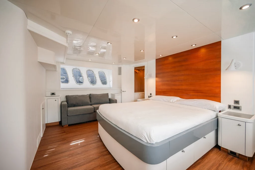 Sunseeker 91 yacht charter La Paz - cabins and en-suite heads photo 01