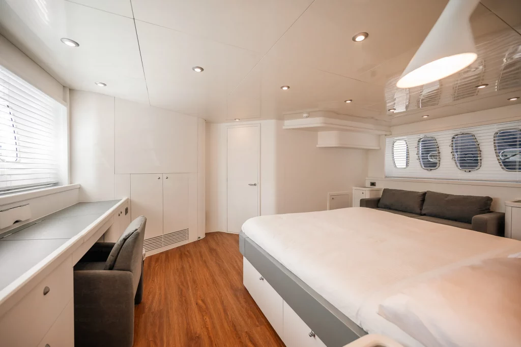 Sunseeker 91 yacht charter La Paz - cabins and en-suite heads photo 02