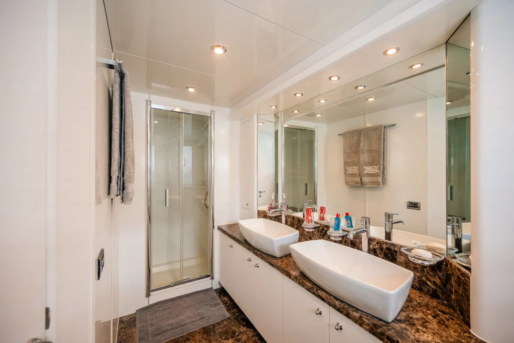 Sunseeker 91 yacht charter La Paz - cabins and en-suite heads photo 03