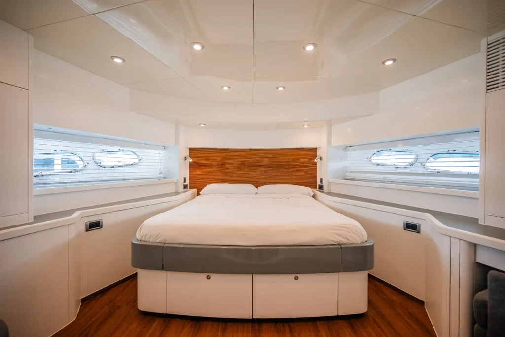 Sunseeker 91 yacht charter La Paz - cabins and en-suite heads photo 04