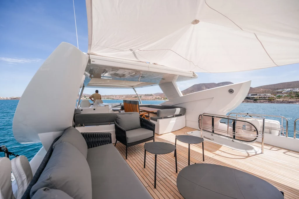 Sunseeker 91 yacht charter La Paz - decks and flybridge photo 03