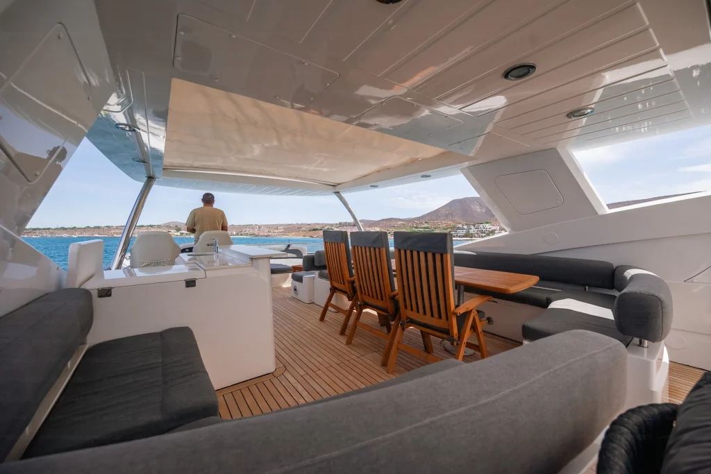 Sunseeker 91 yacht charter La Paz - decks and flybridge photo 04