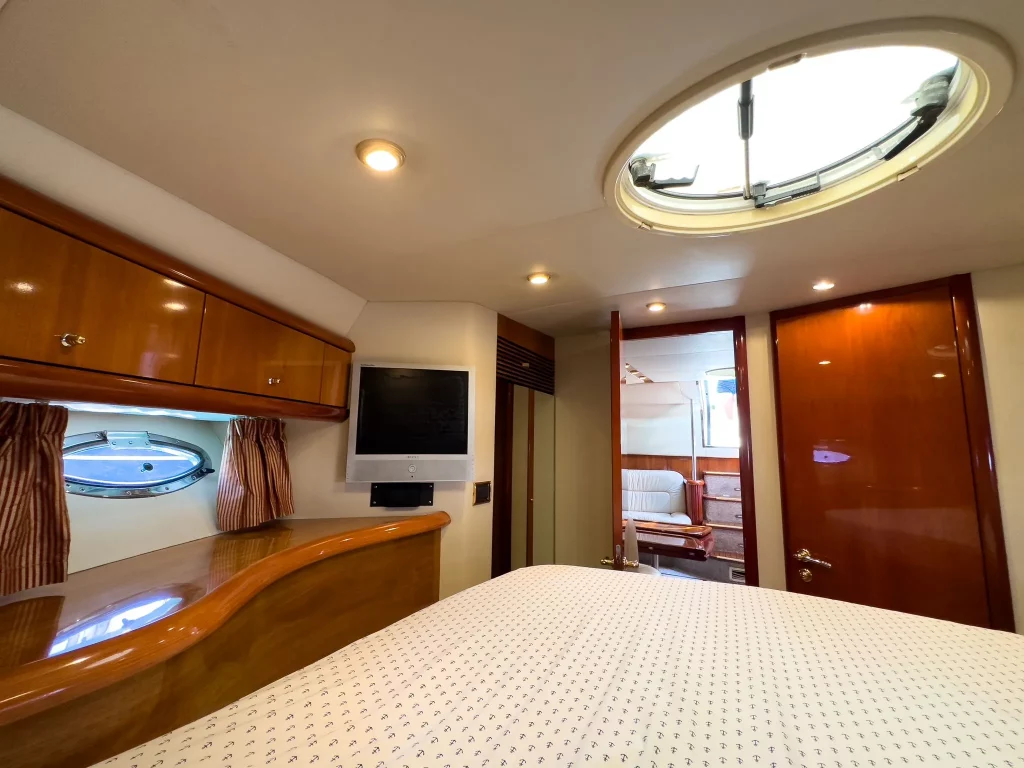 Sunseeker 50 yacht charter La Paz - cabins and en-suite heads photo 02