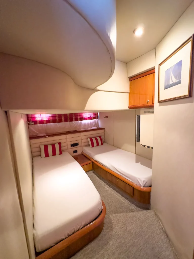 Sunseeker 50 yacht charter La Paz - cabins and en-suite heads photo 03