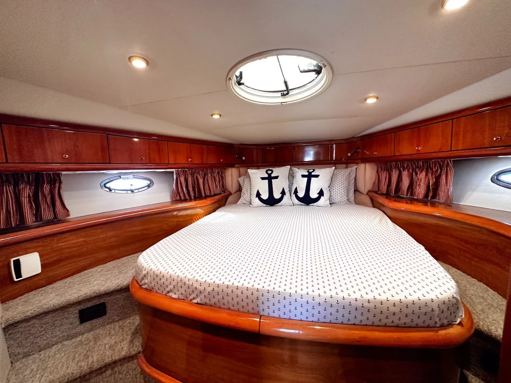 Sunseeker 50 yacht charter La Paz - cabins and en-suite heads photo 01