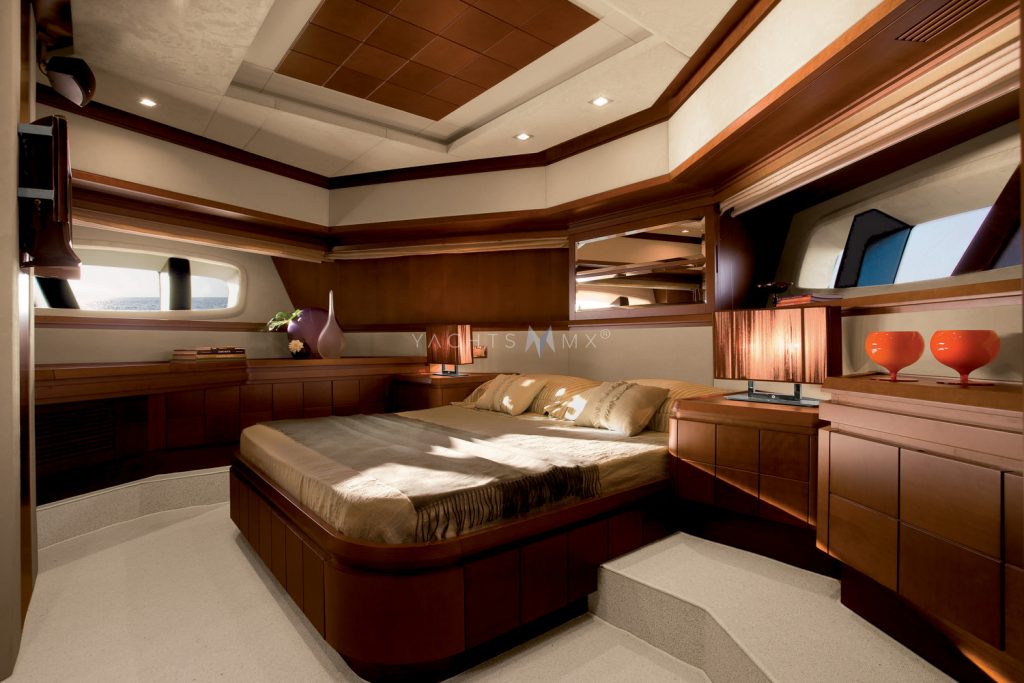 Azimut 95 yacht charter Cabo San Lucas - cabins and en-suite heads photo 01