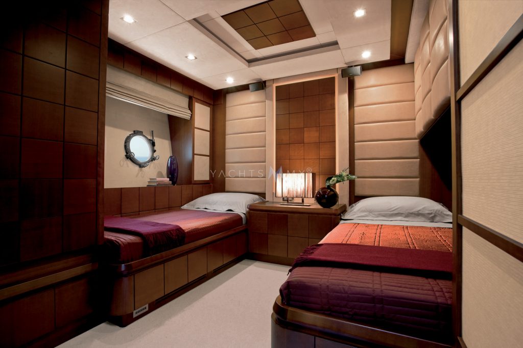 Azimut 95 yacht charter Cabo San Lucas - cabins and en-suite heads photo 05
