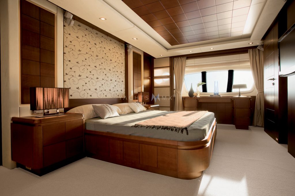 Azimut 95 yacht charter Cabo San Lucas - cabins and en-suite heads photo 04