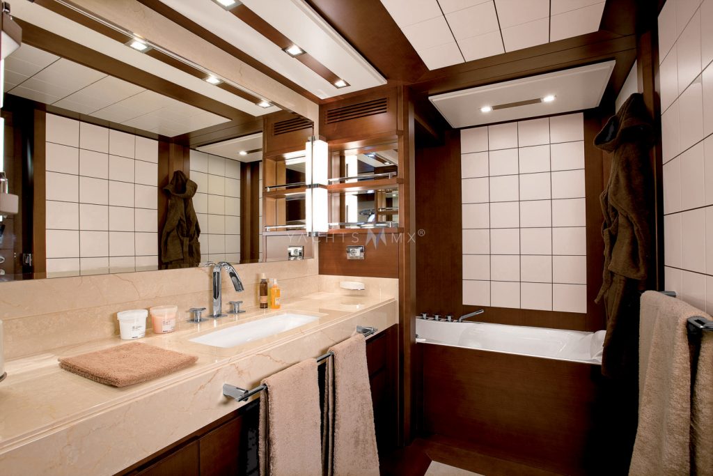 Azimut 95 yacht charter Cabo San Lucas - cabins and en-suite heads photo 02