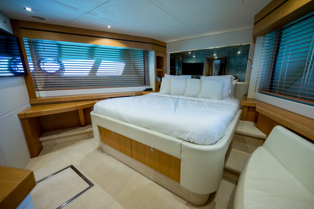 Sunseeker 90 yacht charter La Paz - cabins and en-suite heads photo 01