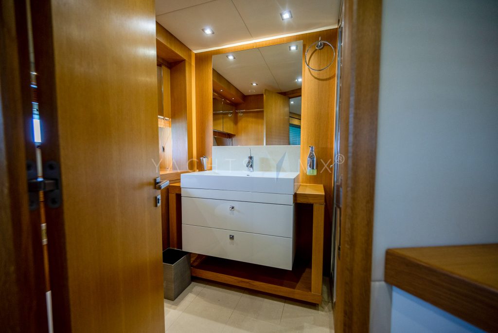 Sunseeker 90 yacht charter La Paz - cabins and en-suite heads photo 02