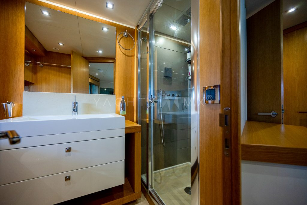 Sunseeker 90 yacht charter La Paz - cabins and en-suite heads photo 03