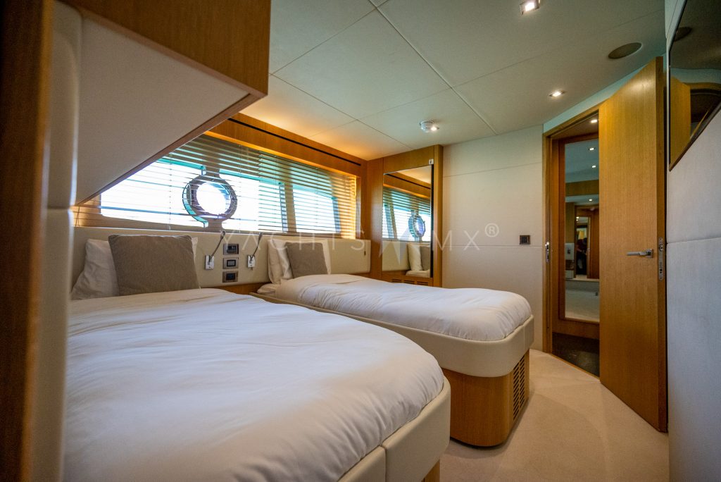 Sunseeker 90 yacht charter La Paz - cabins and en-suite heads photo 04