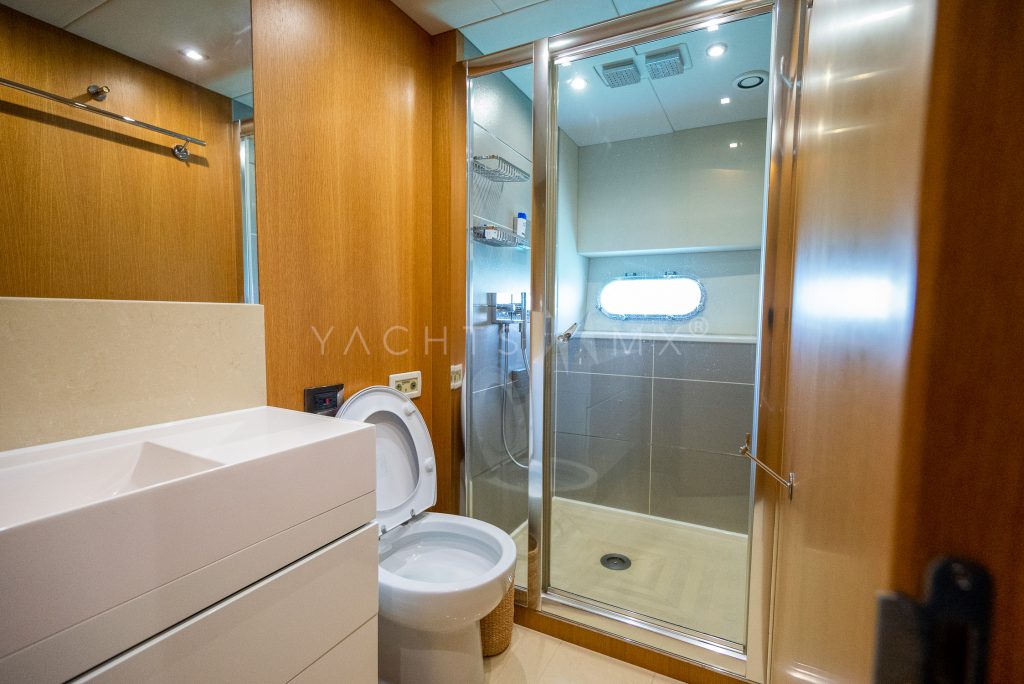 Sunseeker 90 yacht charter La Paz - cabins and en-suite heads photo 05