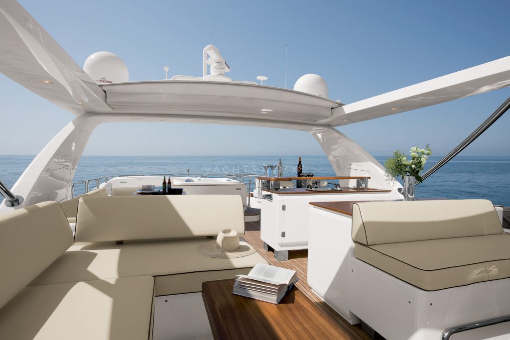 Azimut 95 yacht charter Cabo San Lucas - decks and flybridge photo 03