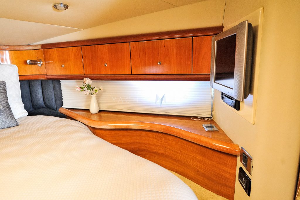 Sunseeker 56 yacht charter Cabo San Lucas - cabins and en-suite heads photo 01