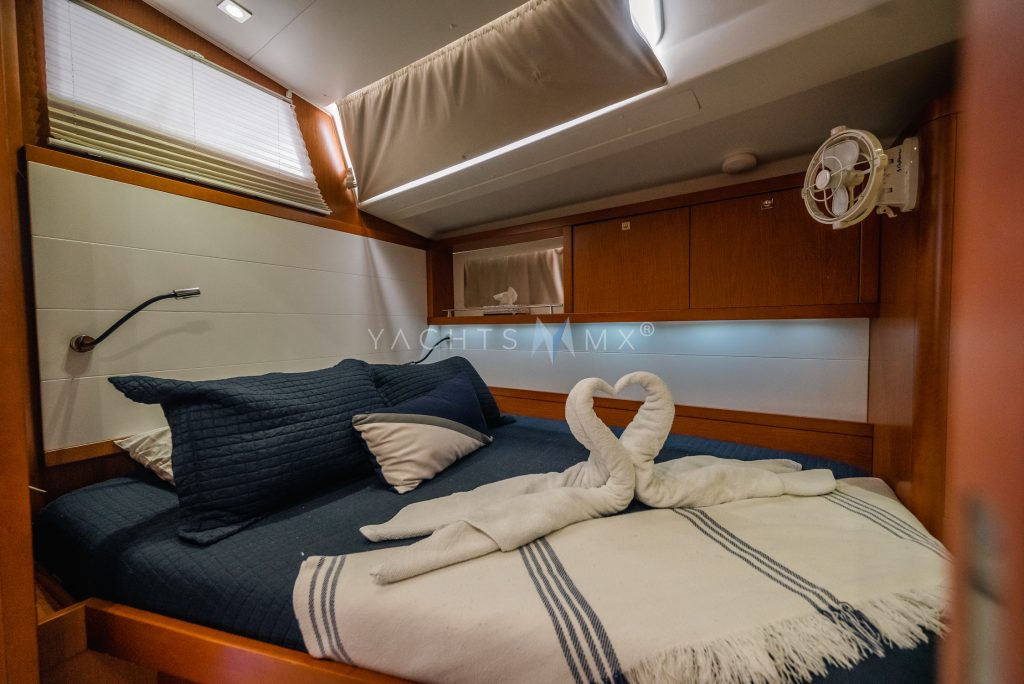 Beneteau 58 yacht charter La Paz - cabins and en-suite heads photo 01