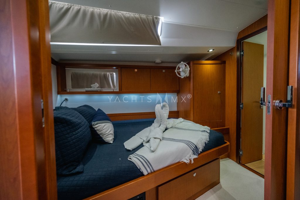 Beneteau 58 yacht charter La Paz - cabins and en-suite heads photo 02