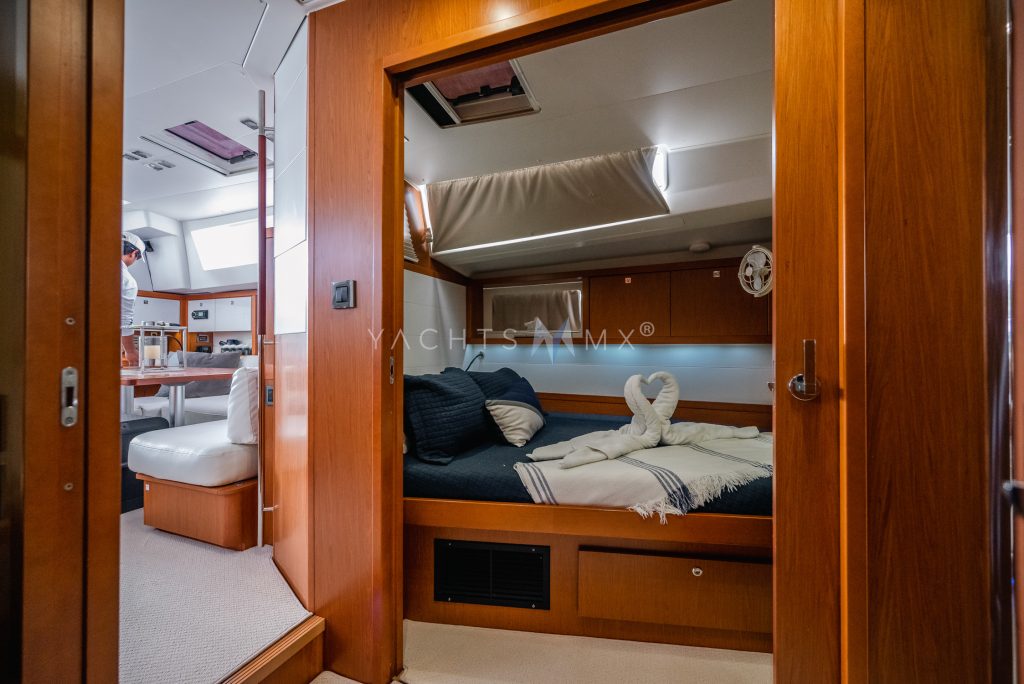Beneteau 58 yacht charter La Paz - cabins and en-suite heads photo 03