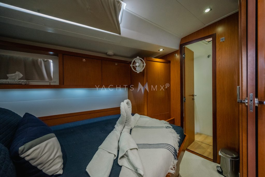 Beneteau 58 yacht charter La Paz - cabins and en-suite heads photo 04