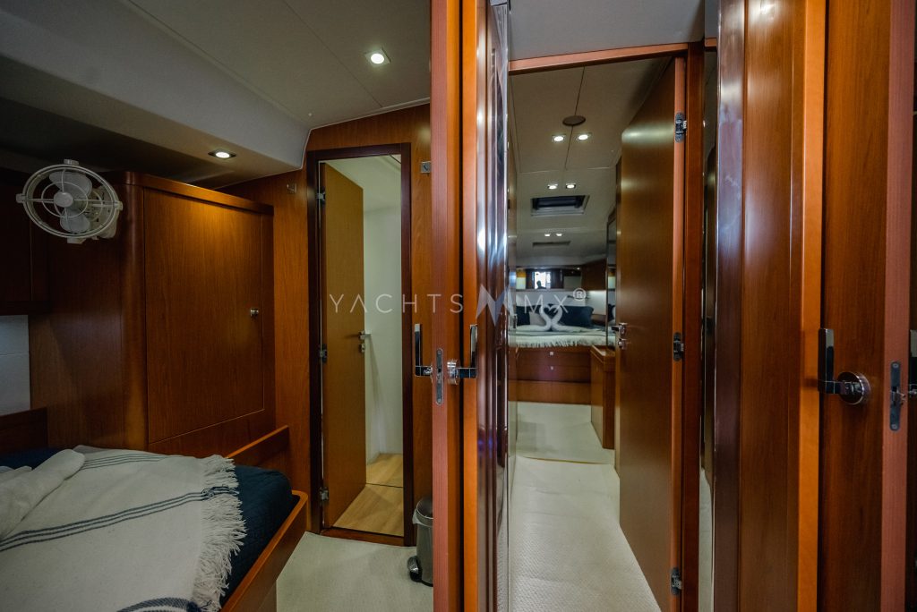 Beneteau 58 yacht charter La Paz - cabins and en-suite heads photo 05