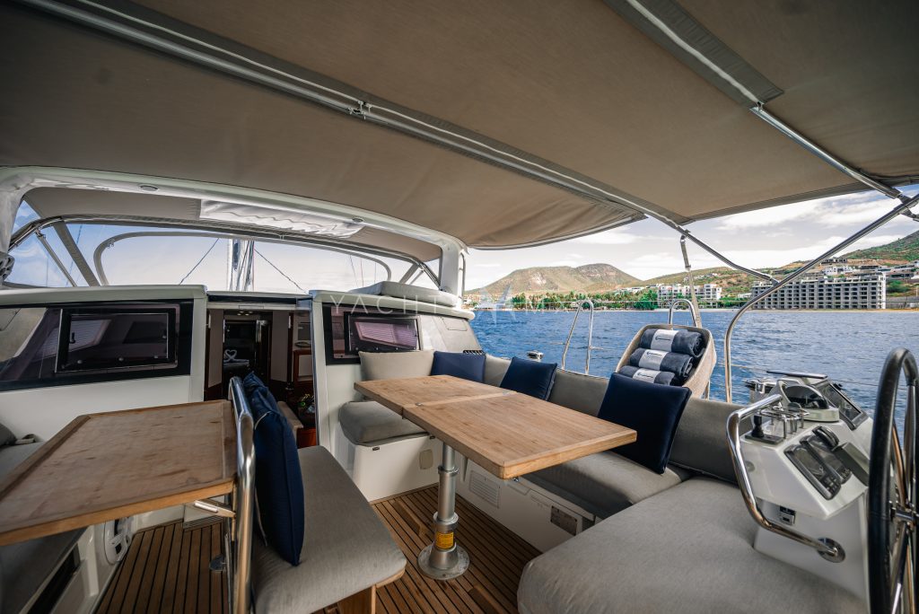 Beneteau 58 yacht charter La Paz - deck and flybridge photo 04
