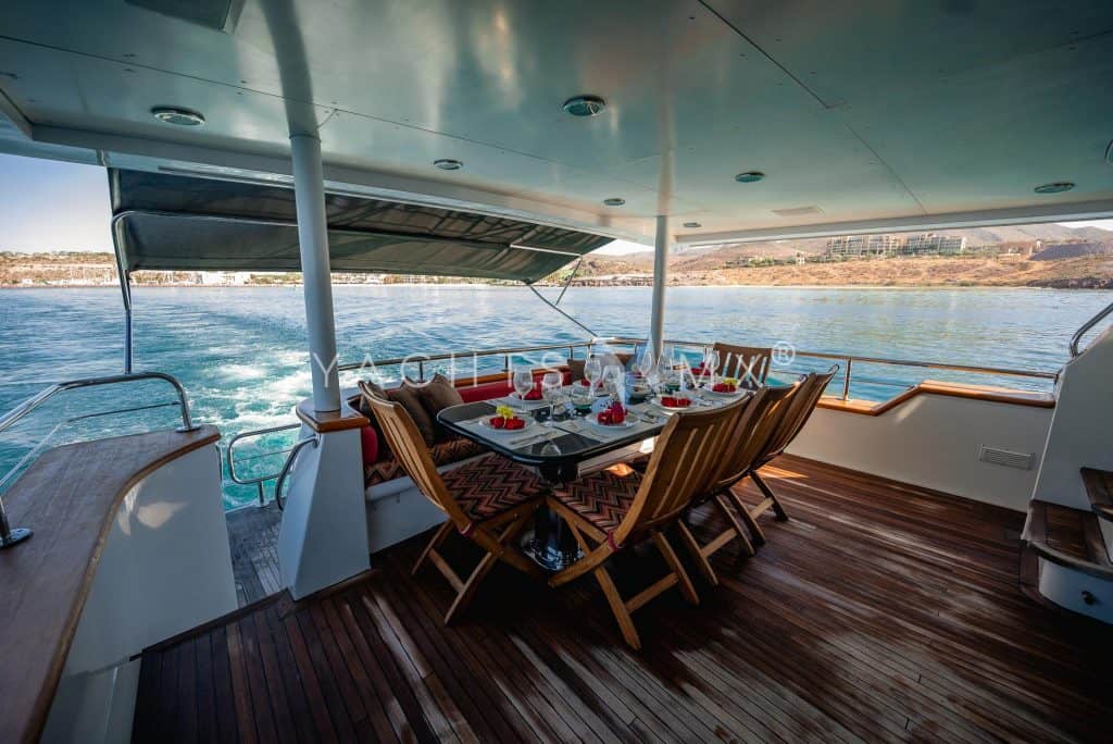 CRN 120 yacht charter La Paz - decks and flybridge photo 01