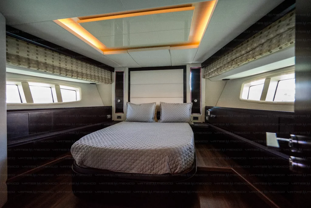 Azimut 75 yacht charter La Paz - cabins and en-suite heads photo 01