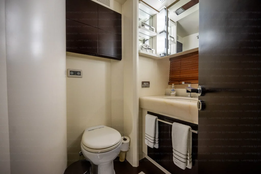 Azimut 75 yacht charter La Paz - cabins and en-suite heads photo 02