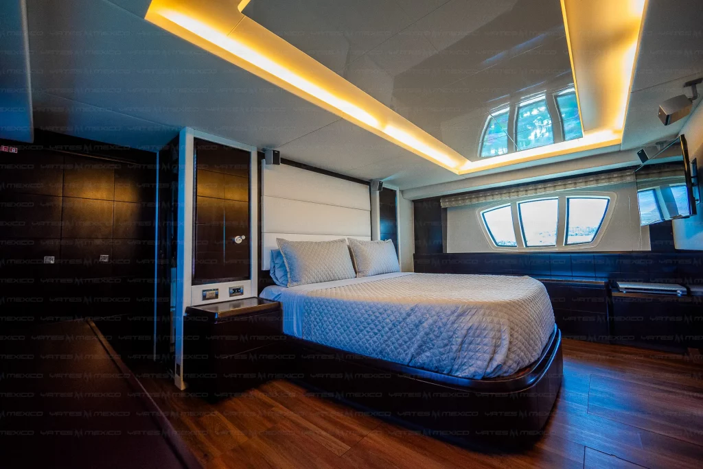 Azimut 75 yacht charter La Paz - cabins and en-suite heads photo 03