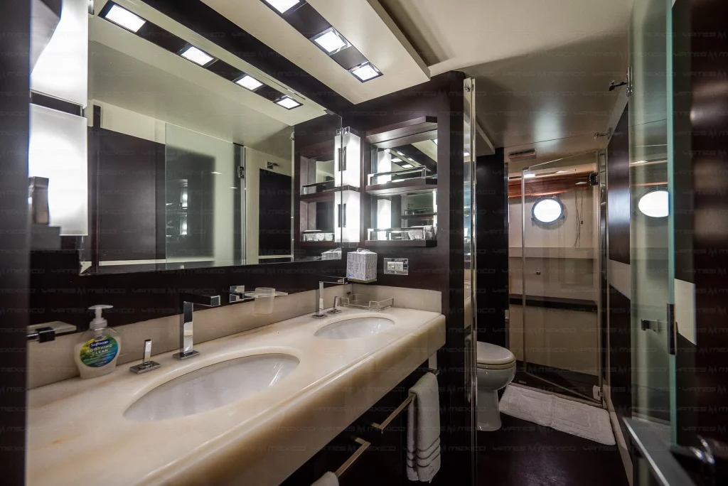 Azimut 75 yacht charter La Paz - cabins and en-suite heads photo 04