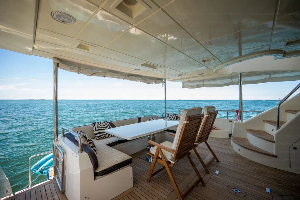 Azimut 75 yacht charter La Paz - decks and flybridge photo 02