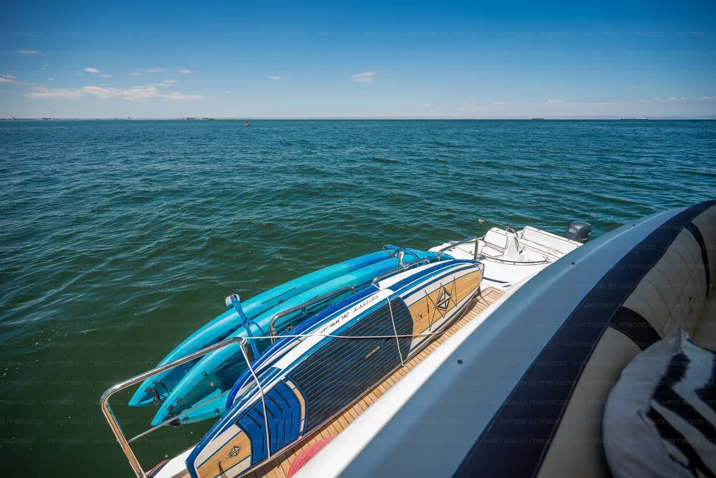 Azimut 75 yacht charter La Paz - decks and flybridge photo 03