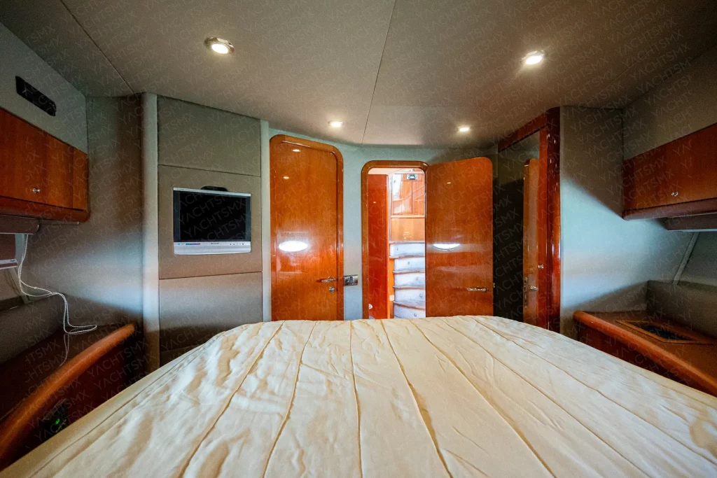 Sunseeker 57 yacht charter La Paz - cabins and en-suite heads photo 02
