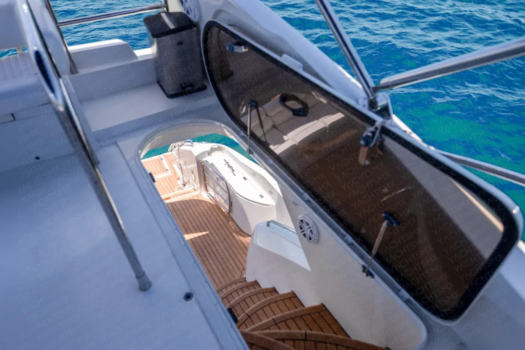 Sunseeker 57 yacht charter La Paz - decks and flybridge photo 05