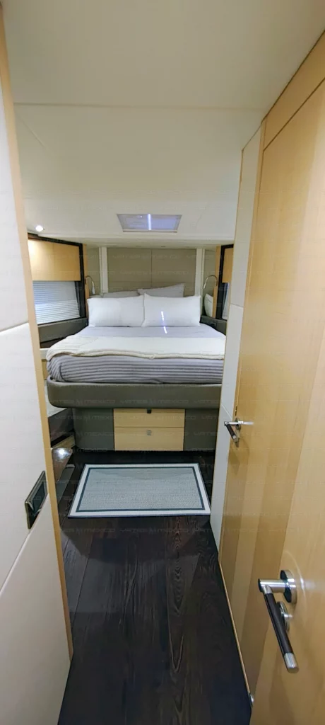 Sunseeker 76 yacht charter La Paz - cabins and en-suite heads photo 04