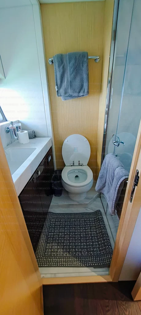 Sunseeker 76 yacht charter La Paz - cabins and en-suite heads photo 05