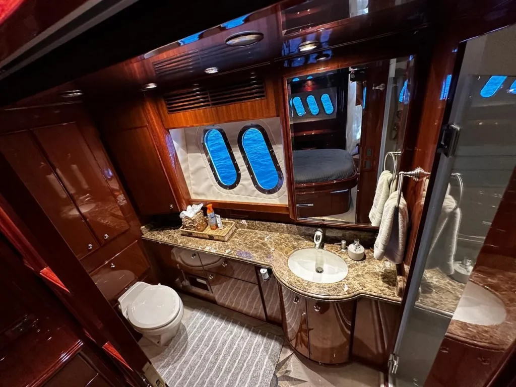 McKinna 70 yacht charter Cabo San Lucas - cabins and en-suite heads photo 04