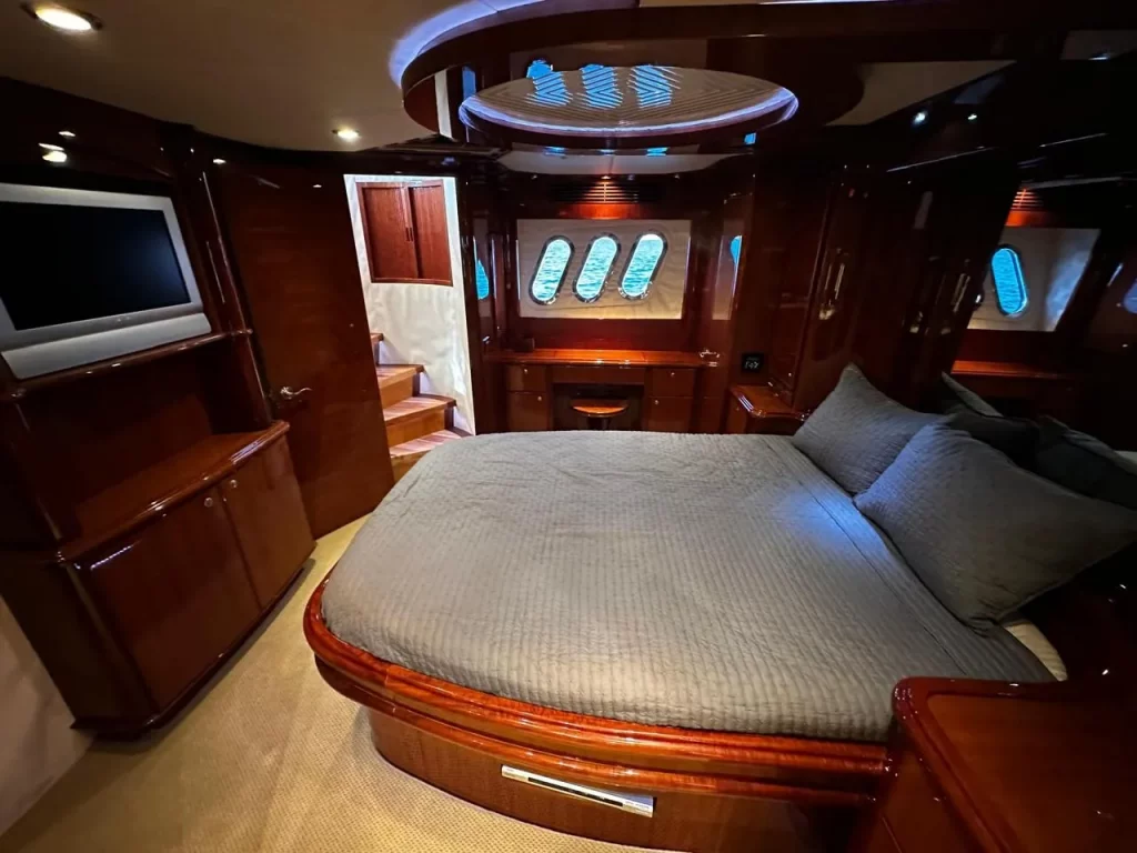 McKinna 70 yacht charter Cabo San Lucas - cabins and en-suite heads photo 02