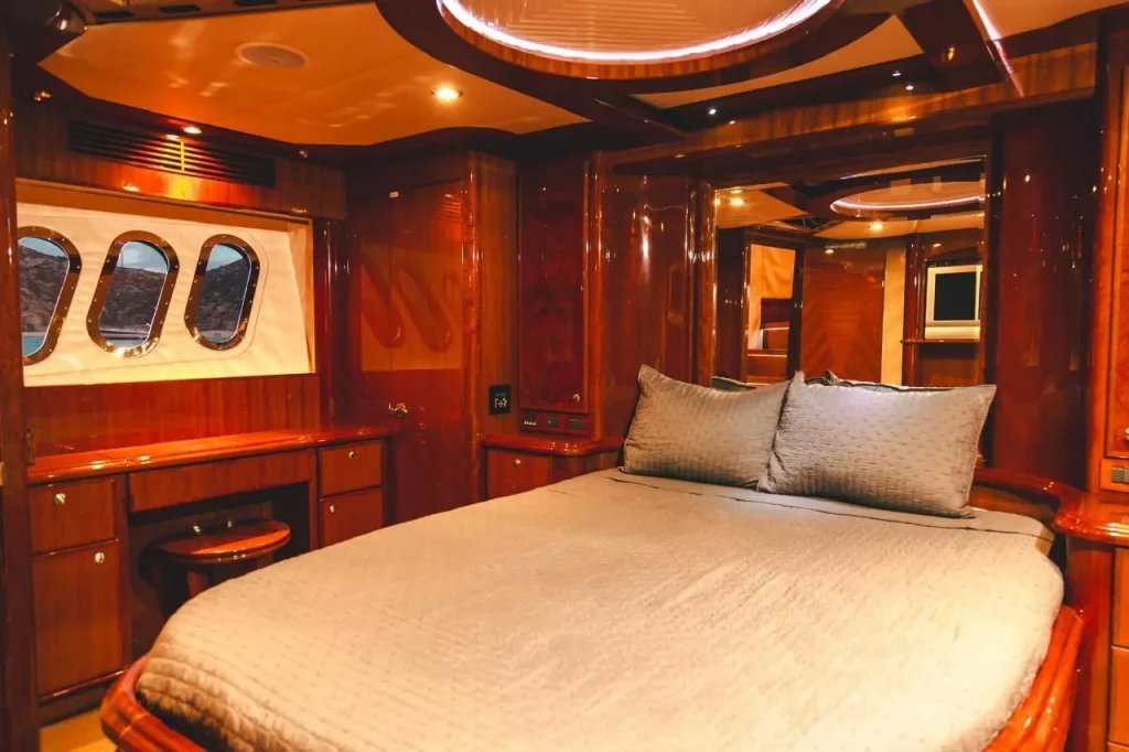 McKinna 70 yacht charter Cabo San Lucas - cabins and en-suite heads photo 01