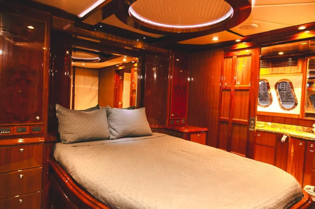 McKinna 70 yacht charter Cabo San Lucas - cabins and en-suite heads photo 05