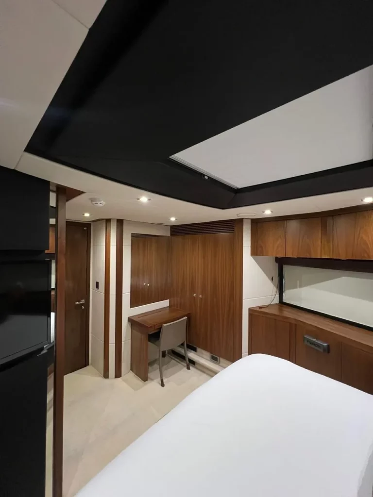 Sunseeker 50 yacht charter La Paz - cabins and en-suite heads photo 05