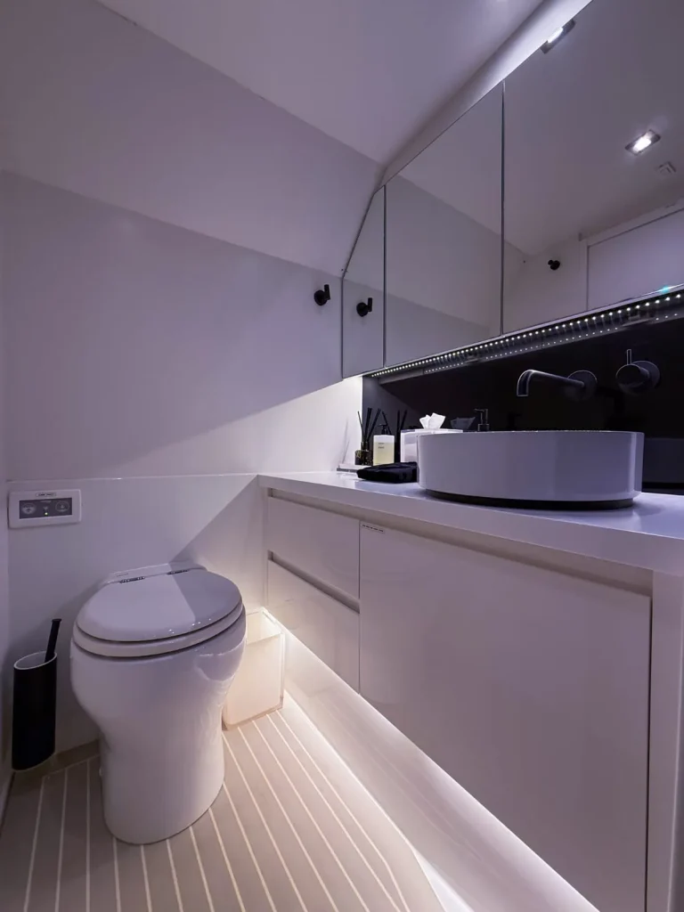 VanDutch 48 yacht charter Cabo San Lucas - cabins and en-suite heads photo 01