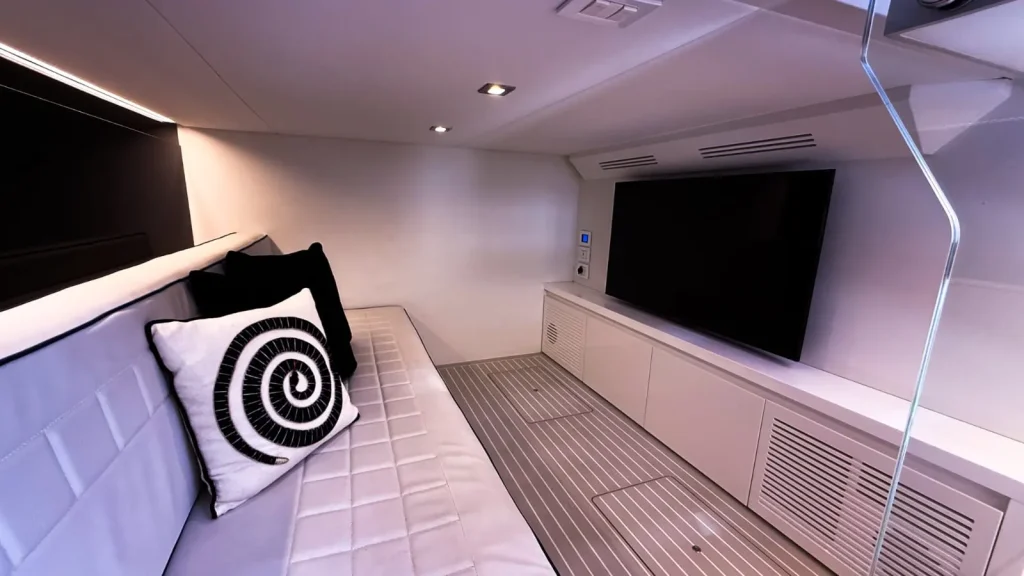 VanDutch 48 yacht charter Cabo San Lucas - cabins and en-suite heads photo 02
