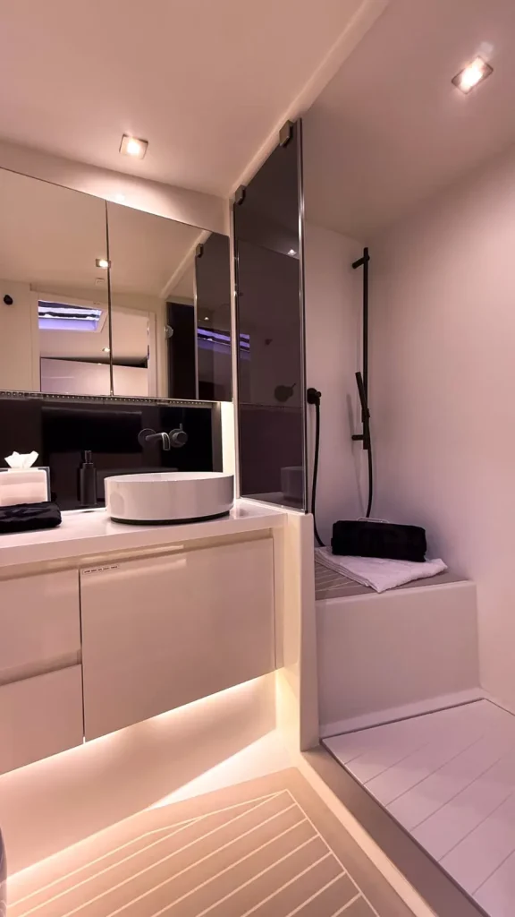 VanDutch 48 yacht charter Cabo San Lucas - cabins and en-suite heads photo 04
