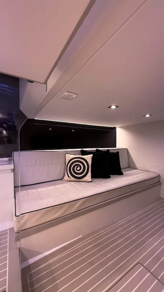 VanDutch 48 yacht charter Cabo San Lucas - cabins and en-suite heads photo 05