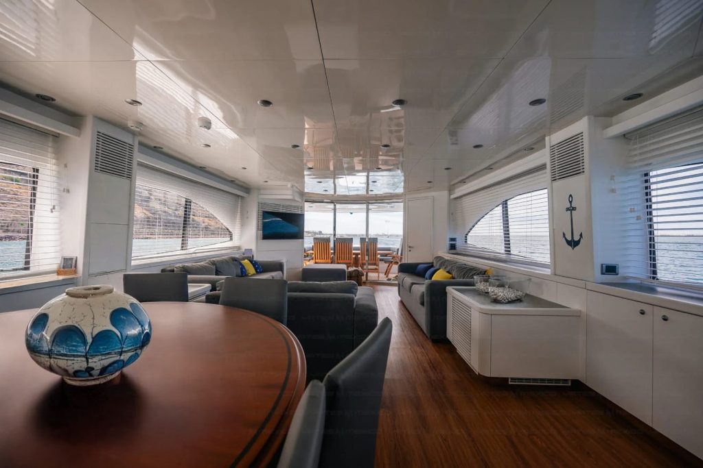 Sunseeker 91 yacht charter La Paz - main salon and helm photo 02