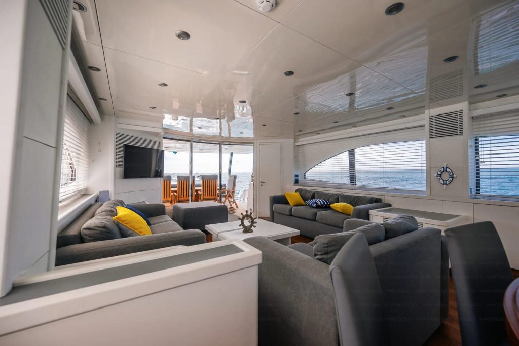 Sunseeker 91 yacht charter La Paz - main salon and helm photo 03