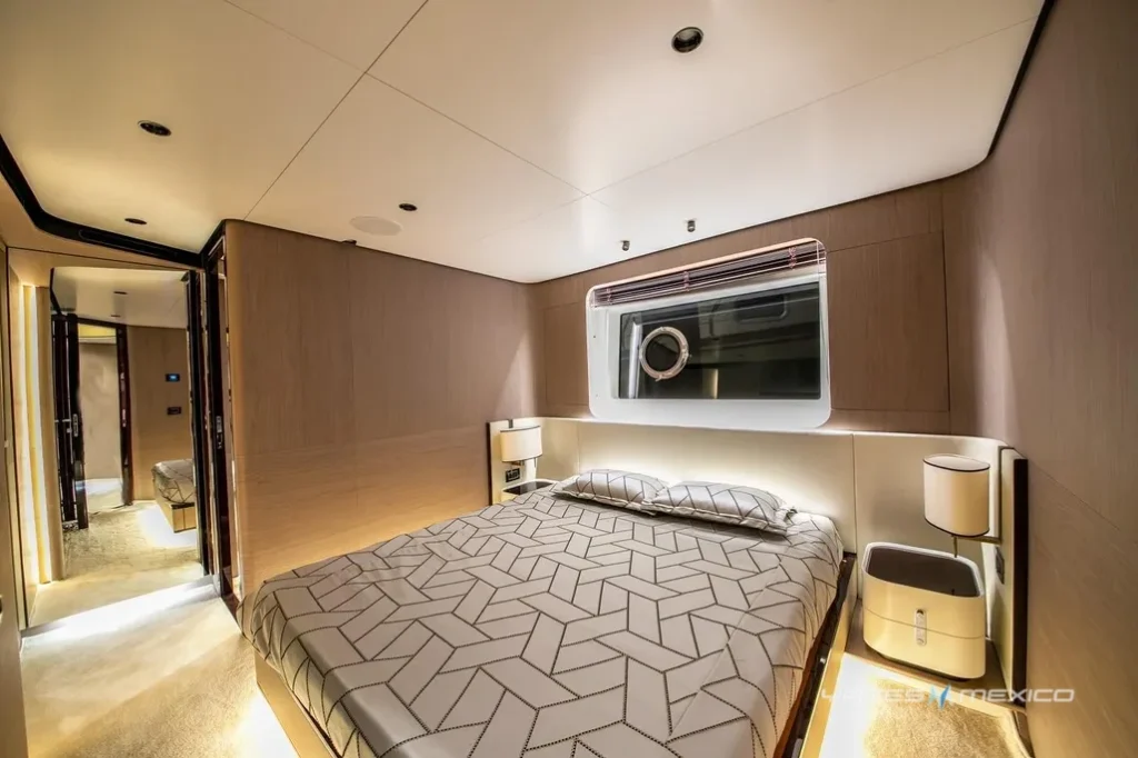 Azimut 90 yacht charter La Paz - cabins and en-suite heads photo 02