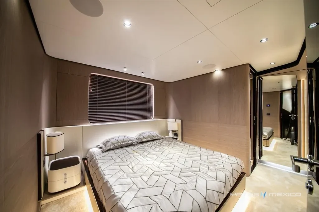 Azimut 90 yacht charter La Paz - cabins and en-suite heads photo 03
